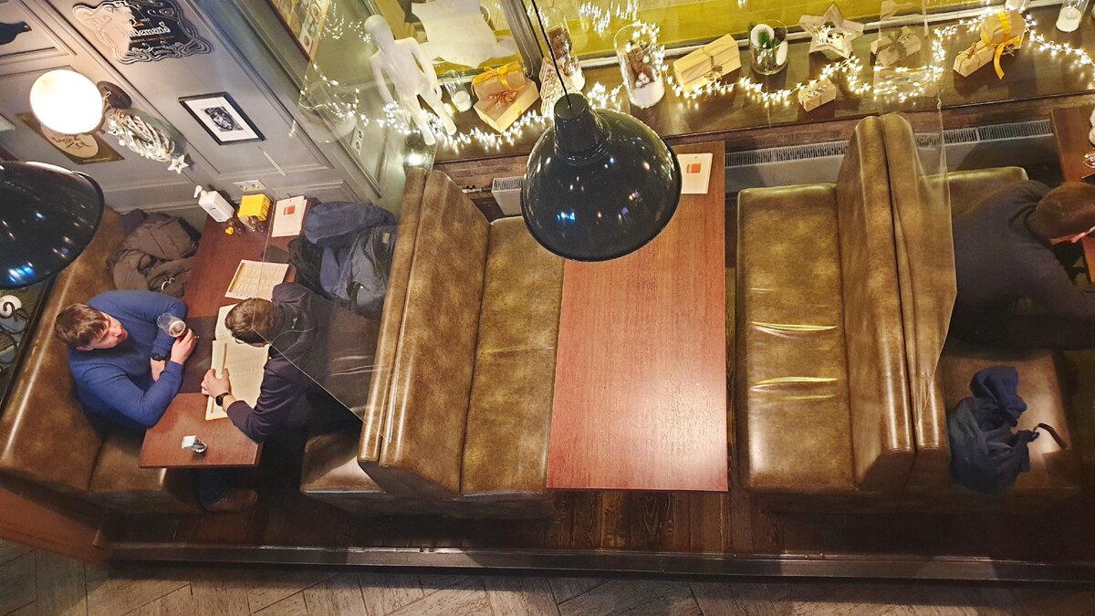 Вид со второго этажа на нижний зал