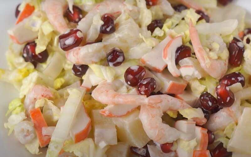 Салат «Морской» с крабовыми палочками и креветками (рецепт)
