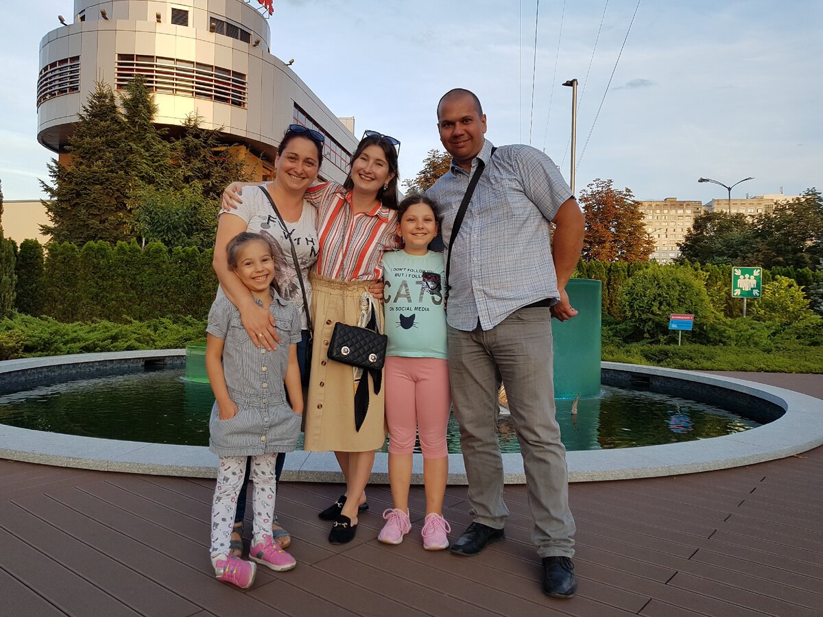 Пожалуй единственная фотография, на которой улыбаются все😀 Слева на право: Дали, Жанна, соответственно я, Гери, супруг Жанны Димитр. А, отсутствующий на этом семейном портрете, Ваня выступал в качестве фотографа📸