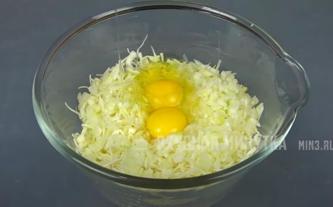 1. Отваренный рис соединяю с капустой, добавляю мелко нарезанный лук, яйца, соль и черный перец.