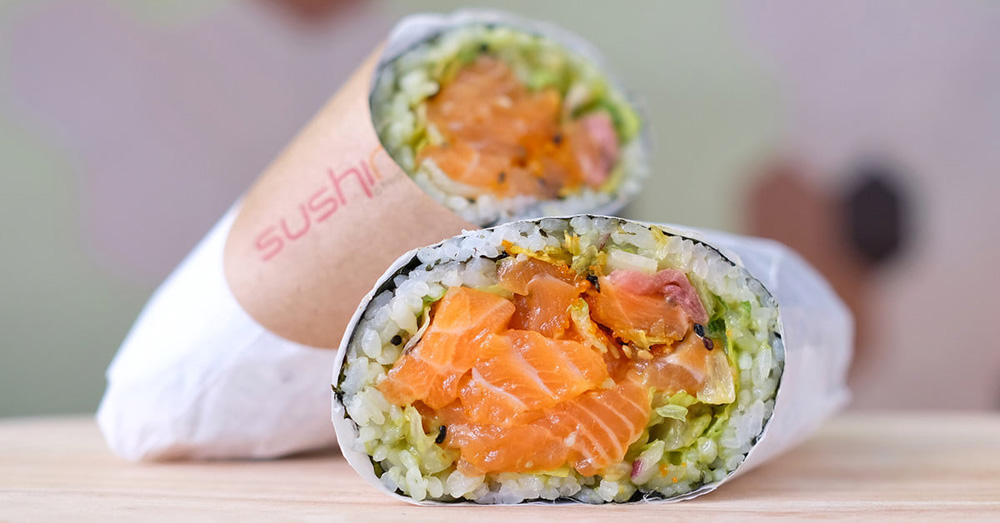 Суширрито тофу в темпуре с ореховым соусом. Суширито с соусом. Суширито. Суширитто с креветкой. Суширито.