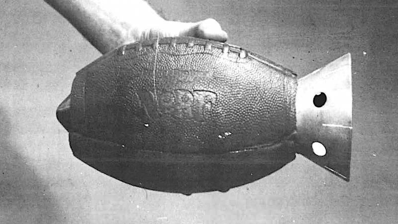 Противотанковая кумулятивная граната в форме мяча для американского футбола. Авторы пытались заставить снаряд стабилизироваться в полёте с помощью импровизированного оперения.