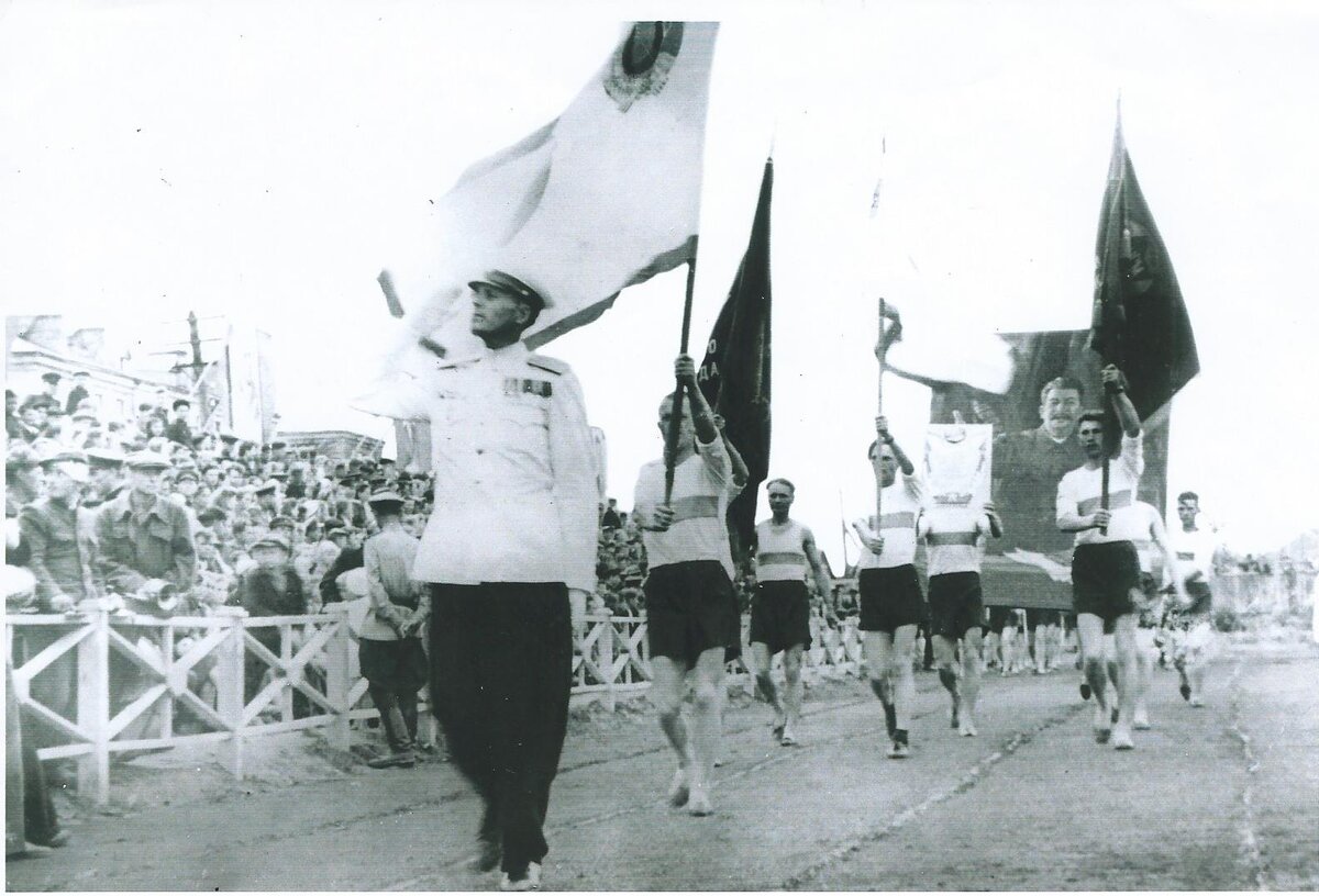 1949 год. Стадион "Динамо". Кондратий Фирсанов на параде открытия летнего спортивного сезона.