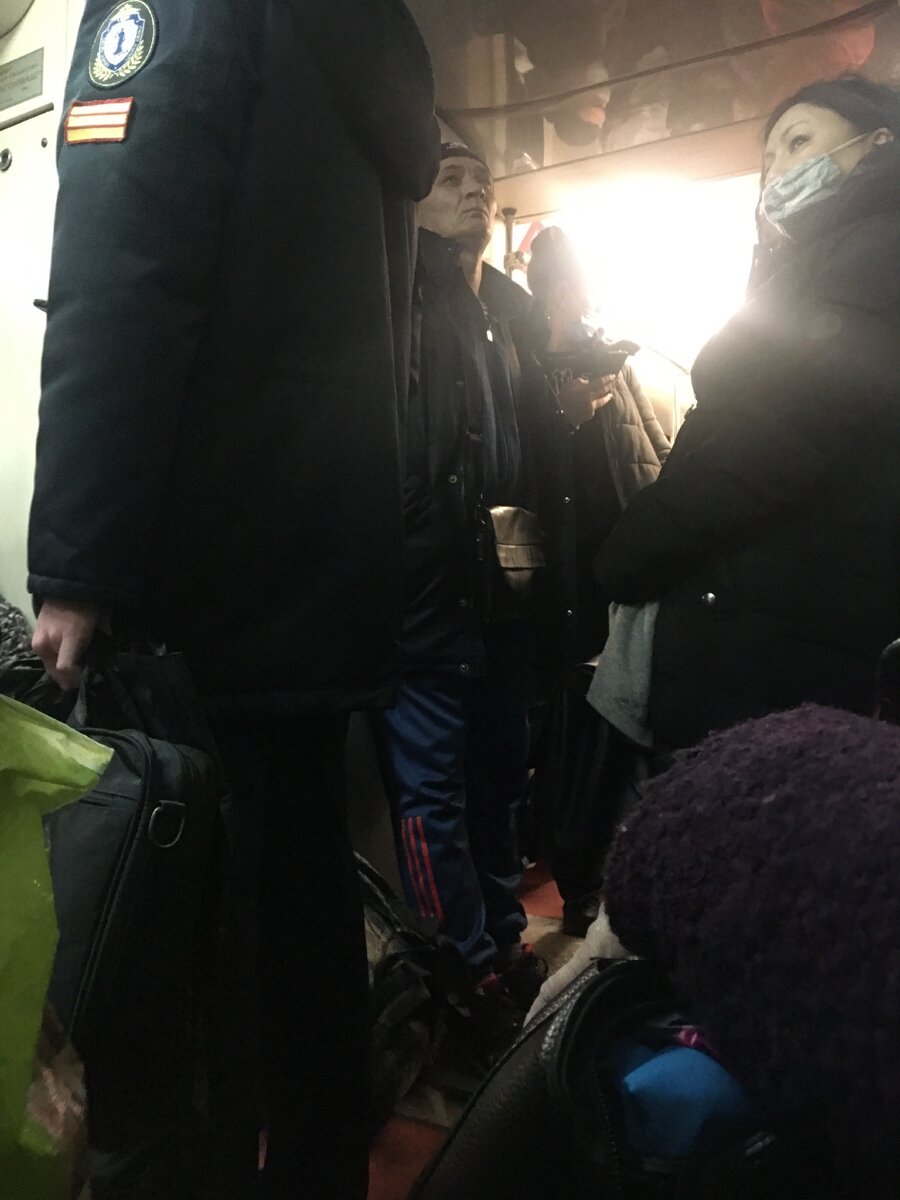 Пассажиров все больше,а поезд стоит...