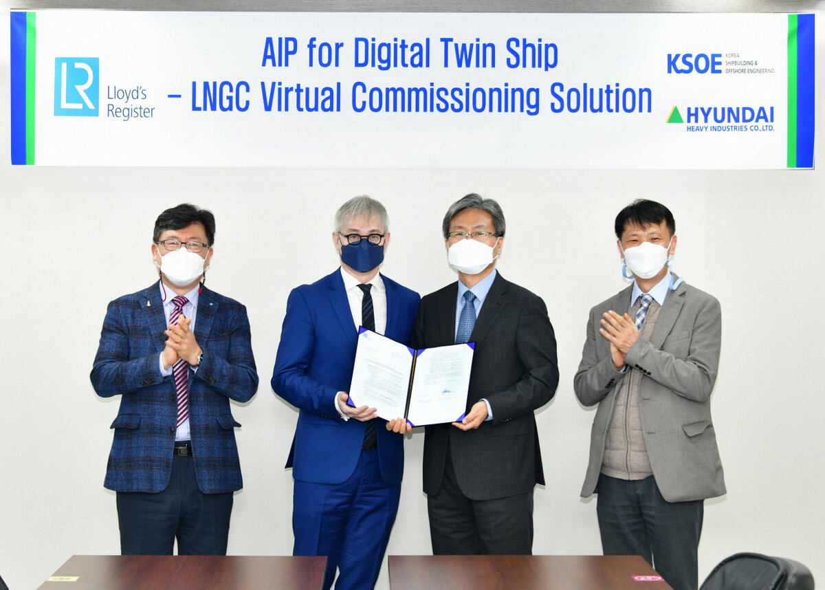 Компания Korea Shipbuilding & Offshore  Engineering объявила 25 января, что недавно получила принципиальное  одобрение (AIP) на свое решение для виртуального приемо-сдаточного  испытания СПГ-танкера от британской Lloyd's Register. На фото второй  слева направо: Луи Бенито, директор по инновационной стратегии в области  судна и морских дел Ллойда, и Квон Бён Хун, директор  Научно-исследовательского института цифровых технологий при Korea  Shipbuilding & Offshore Engineering [Предоставлено Korea  Shipbuilding & Offshore Engineering]
