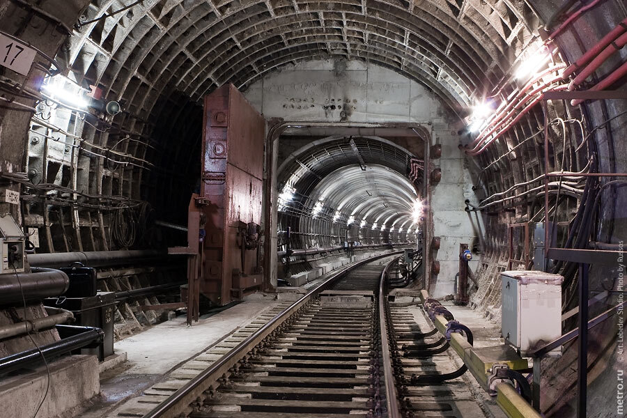 Первые метрополитены в россии. Гермоворота метро в Москве Раменки. Метро крыша. 1 Путь в метро.