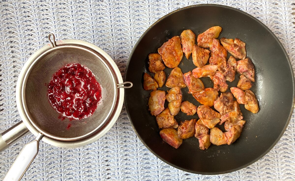 Можно куриную печень при сахарном диабете. Печени пишириш. Куриная печень подача с клюквенным соусом. ТТК на печень куриную жареную. Сколько по времени жарить куриную печень.