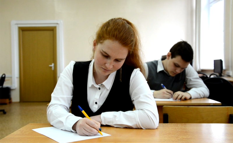 Пишу огэ. Дети пишут ОГЭ. Школьники пишут ОГЭ. Поступить в вуз подготовка. Успешная сдача ЕГЭ