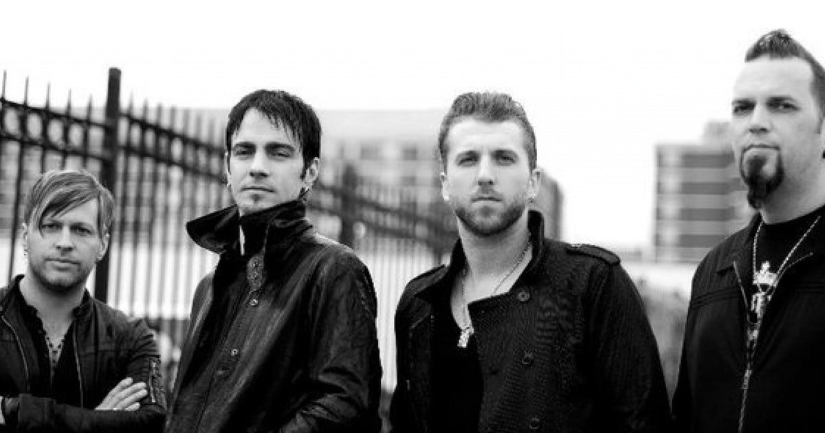 Three Days Grace (буквально с англ. — «Три Дня Благодати») — канадская рок-группа, исполняющая альтернативный метал и постгранж. Была сформирована под названием Groundswell в Норвуде, Онтарио, Канада в 1992 году. В 1997 году коллектив в составе гитариста и вокалиста Адама Гонтье, барабанщика Нила Сандерсона и басиста Брэда Уолста сменил название на нынешнее. 
Сам Адам Гонтье, объясняя значение названия Three Days Grace, говорил: «Оно говорит о чувстве безотлагательности. Время платить по долгам. Если бы у вас было три дня, чтобы изменить что-то в вашей жизни, или если бы вы хотели изменить что-то в своей жизни, хватило бы вам трёх дней?».

С момента заключения контракта с Jive Records, Three Days Grace выпустила альбомы Three Days Grace в 2003 и One-X в 2006, которые получили платиновый и двойной платиновый статусы соответственно. В 2007, группа была признана лучшим рок-коллективом по версии журнала Billboard, помимо этого заняв 4 место в списке самых ротируемых групп в Канаде. Третий альбом группы, Life Starts Now, увидел свет 22 сентября 2009 года. На данный момент группа записала шесть студийных альбомов; последним на данный момент является Outsider, дата выхода которого — 9 марта 2018 года.

21 декабря 2012 года фронтмен Адам Гонтье покинул группу, с тех пор группа и Адам продолжают свою деятельность отдельно друг от друга. На время проведения тура в поддержку последнего альбома, место Адама занял сессионный музыкант Мэтт Уолст, который 28 марта 2014 года стал официальным участником. В 2016 году группа посетила города России, Украины и Белоруссии. В 2015 году Адам основал группу Saint Asonia.