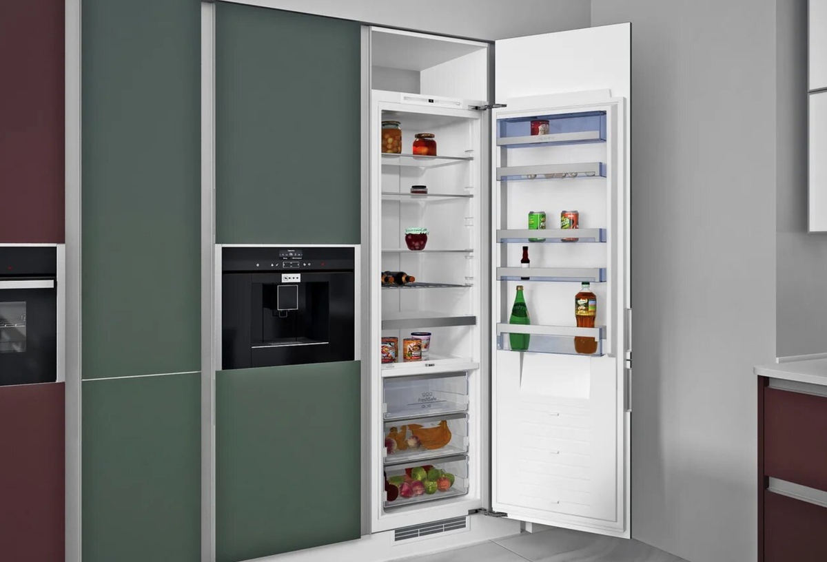 На фото: Гарнитур Анта Гола с выдвижными системами хранения от «Стильные Кухни».