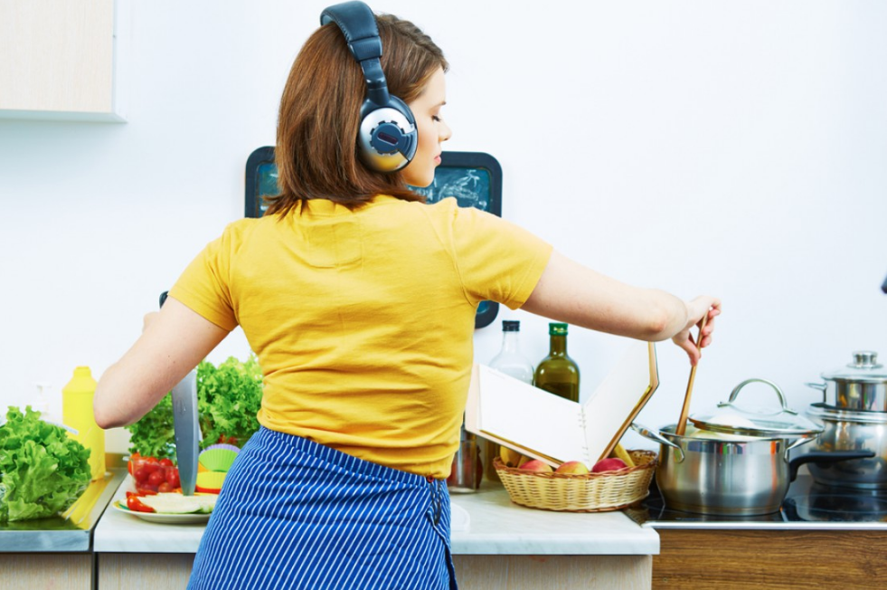 Mum is cooking cooks. Женщина готовит. Уборка готовка. Женщина в наушниках на кухне. Женщина готовит на кухне