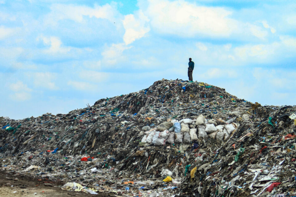 Дандора — городская свалка на окраине 4-х миллионного города Найроби, столицы Кении. Сюда поступает около двух тысяч тонн отходов ежедневно, преимущественно из США и Европы. Фото: James Wakibia/SOPA Images via ZUMA Wire, ТАСС