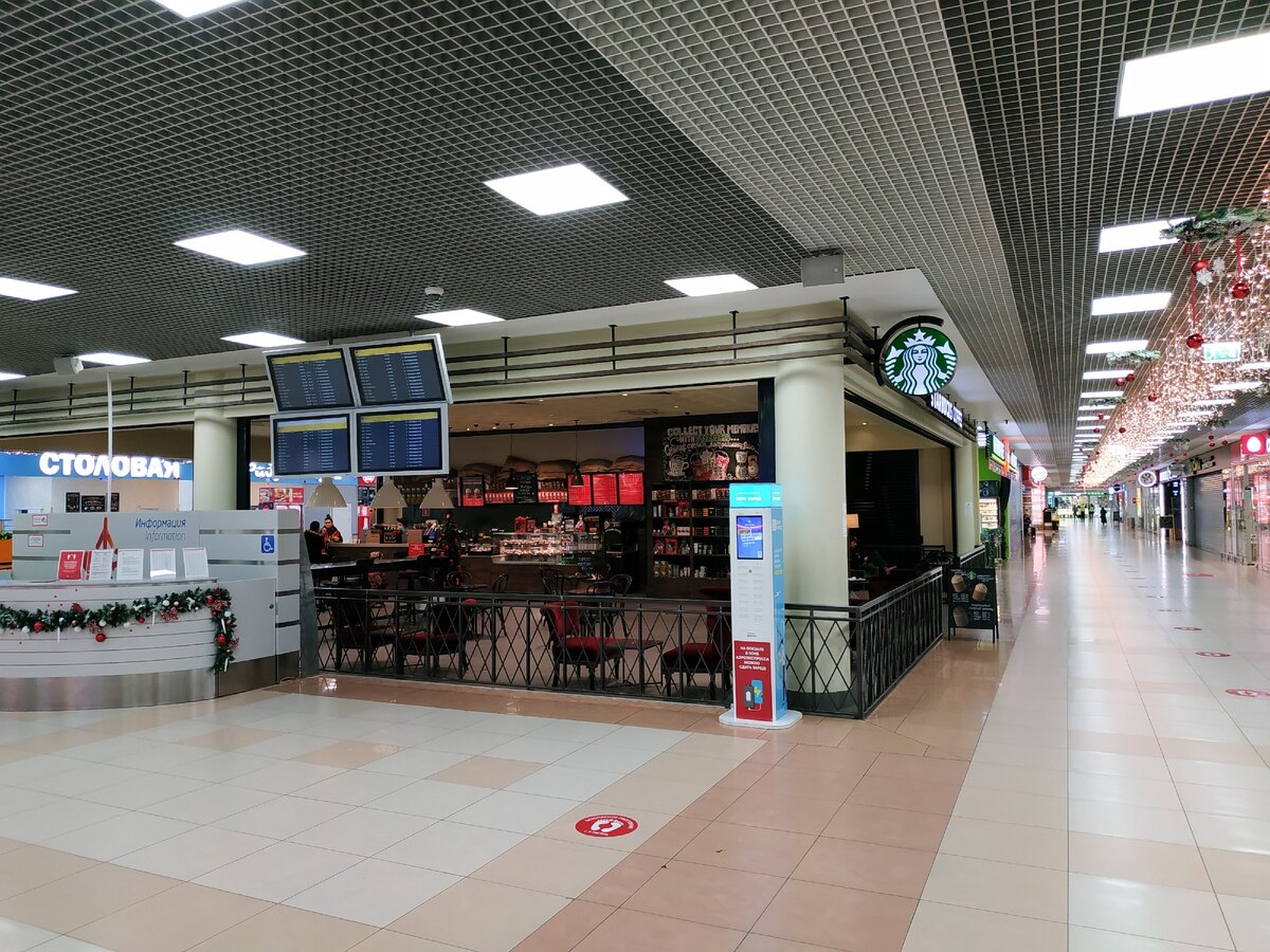 Фото можно листать... Если стоять спиной к входу/выходу из аэроэкспресс, то столовая будет слева