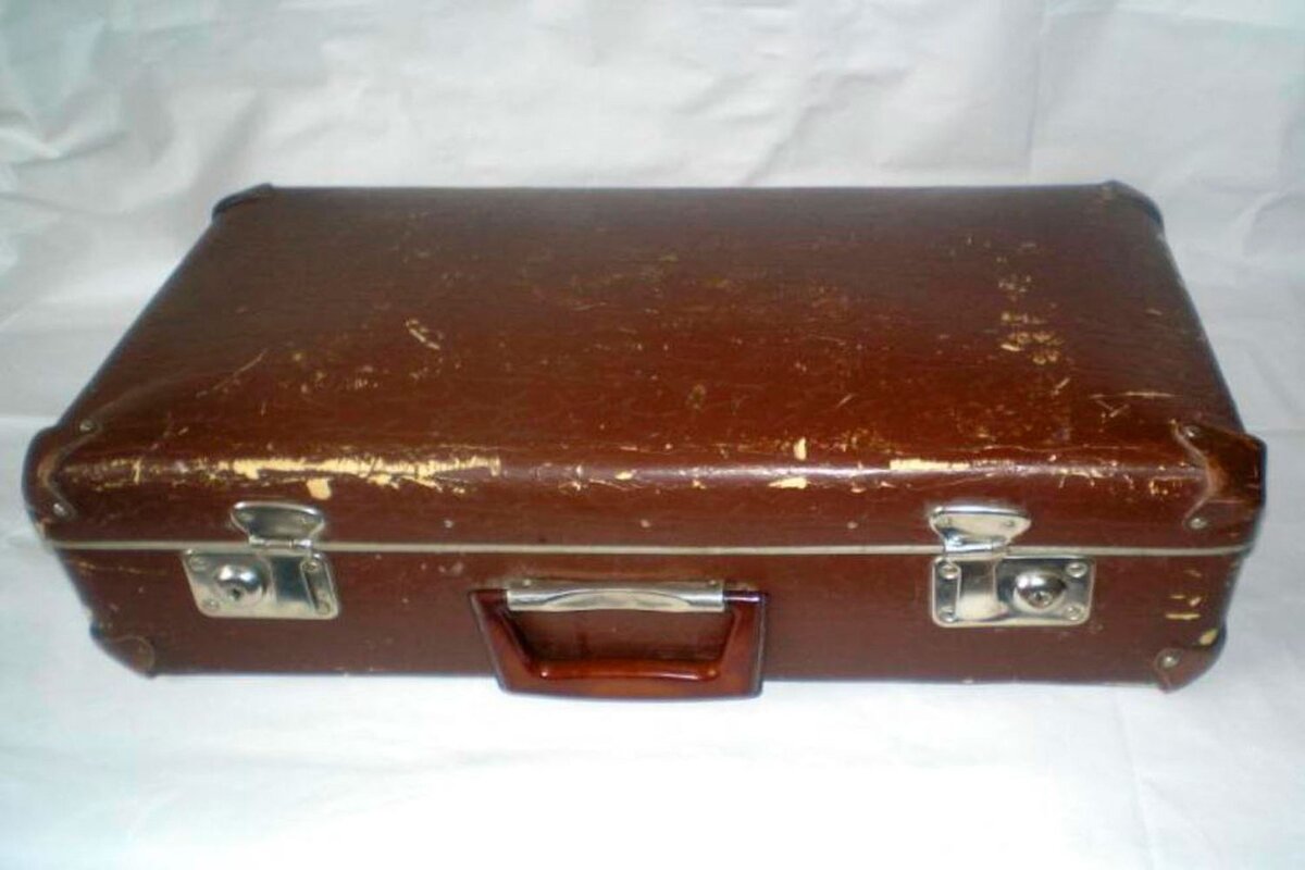 Мой старый чемодан до нового декора.