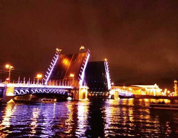 Гуляем по ночному Петербургу, развод мостов. Фото автора канала.