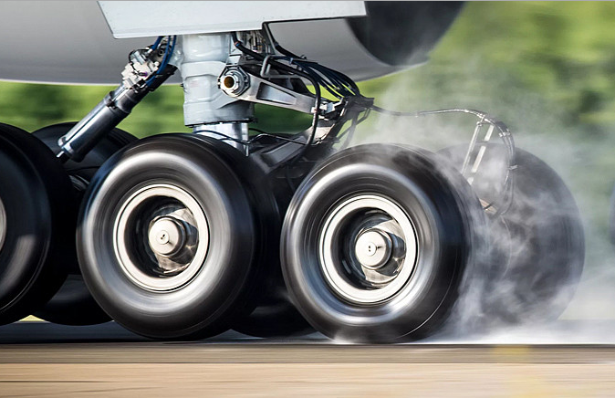 Нагрев и износ резины колёс шасси авиалайнера при посадке