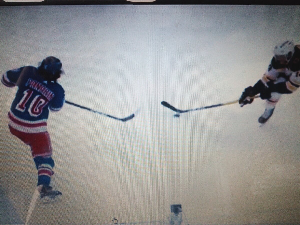 А.Панарин отдаёт шайбу на клюшку соперника. 