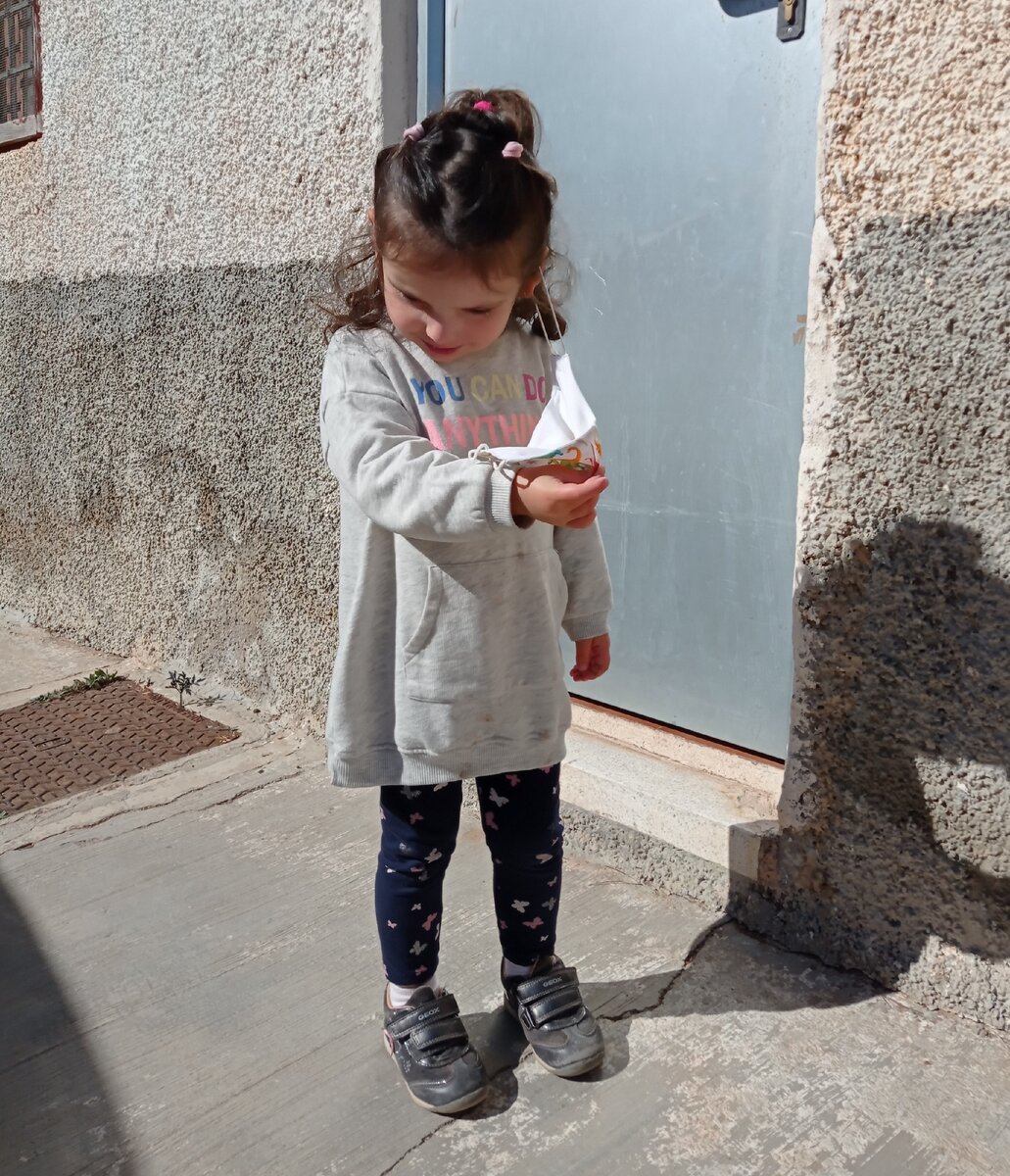 Маски для малышей не обязательны, но наша школа просит их надевать вне класса. 