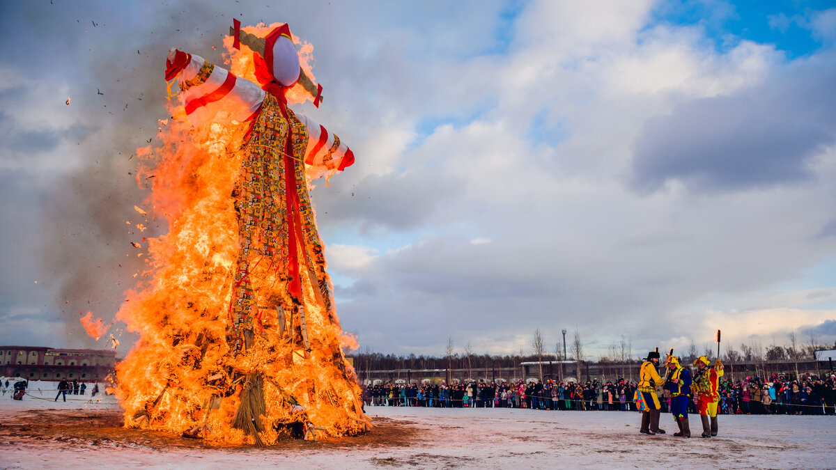 Сжигание огромной Масленицы  ЭТНОМИРе