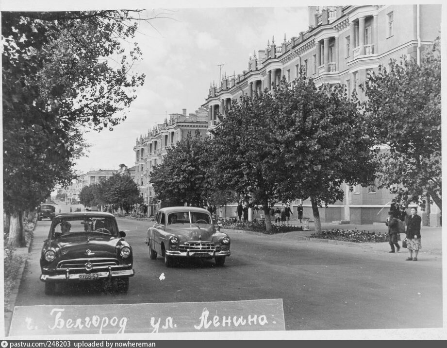 Улица Ленина 1960, Россия, Белгород. Четырехэтажные жилые дома 54 и 56 по проспекту Ленина (ныне Гражданский проспект) были построены в 1957 году. Источник: Фото из набора "На память о пребывании в гор. Белгороде": изд. неизвестно, 1960 год. (сканирование /u/nowhereman). Фото с сайта: https://pastvu.com/p/248203