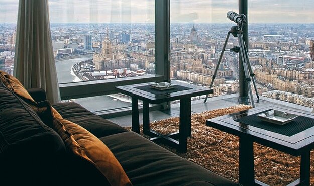 Третью строчку занимает однокомнатная квартира площадью 39 метров, расположенная в доме на Липецкой улице. Жилье предлагается в аренду за 24 тысячи рублей в месяц. Четвертое и пятое места заняли однокомнатные квартиры на Ярославском шоссе и в Батайском проезде. До обеих придется добираться от метро транспортом, первая сдается за 25, вторая — за 26 тысяч рублей в месяц. 
В прошлом году ценовой минимум был зафиксирован на уровне 20 тысяч рублей в месяц. За эту цену арендаторам предлагалась однокомнатная квартира с мебелью и техникой в пешей доступности от станции метро «Перово».