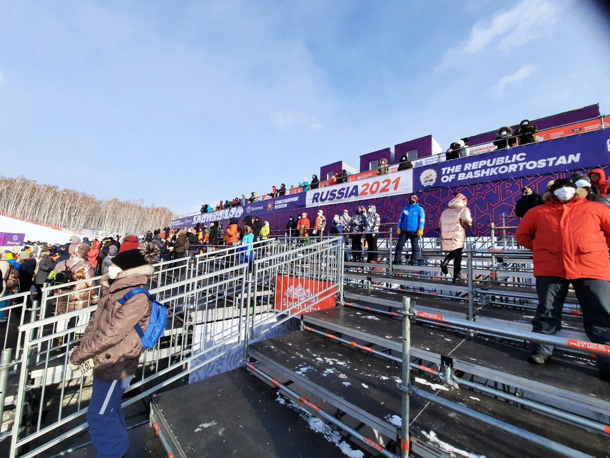 Полупустая трибуна на Этапе Кубка Мира по сноуборду. Банное-2021 (ГЛЦ "Металлург-Магнитогорск"). Фото:KAIART