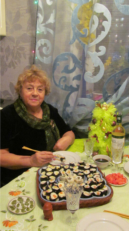 Здесь в качестве отделки использовала ткань с люрексом оставшуюся от блузки