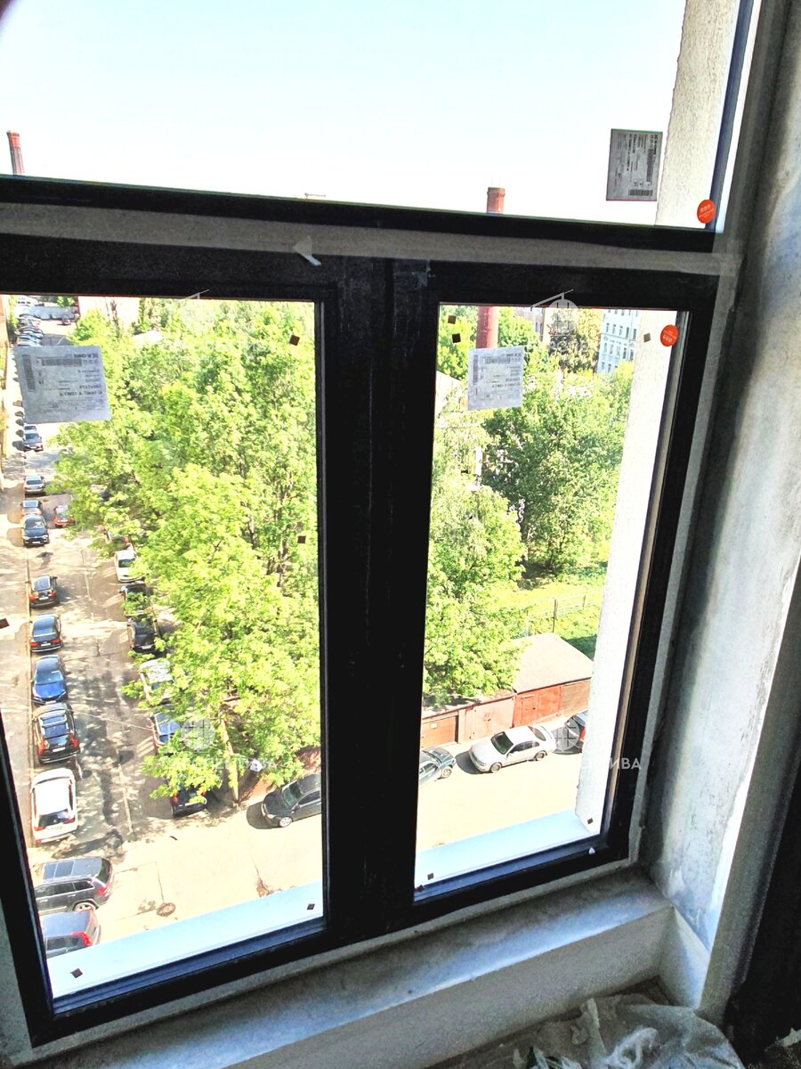 Работа компании "Перспектива Остекление" - установка нового окна и балконного блока, окрашенного в чёрный цвет.
