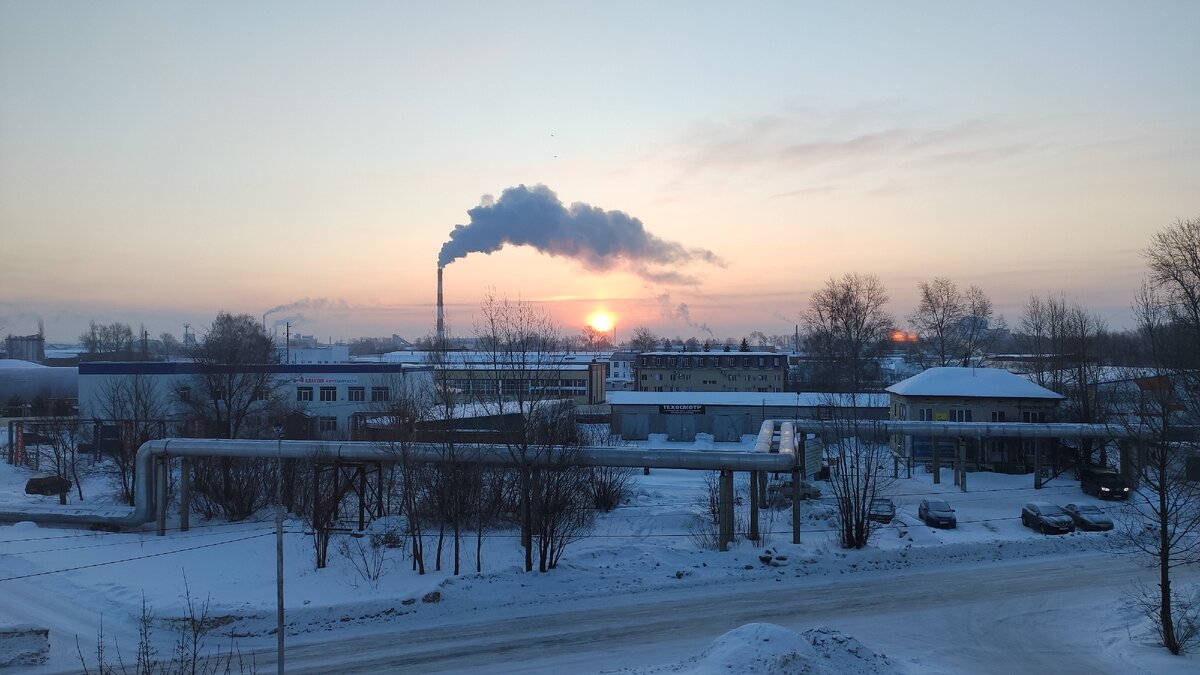 Индустриальный пейзаж. Рассвет над промзоной