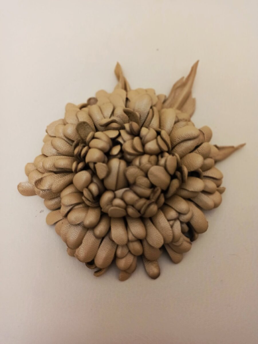 Брошь из кожи