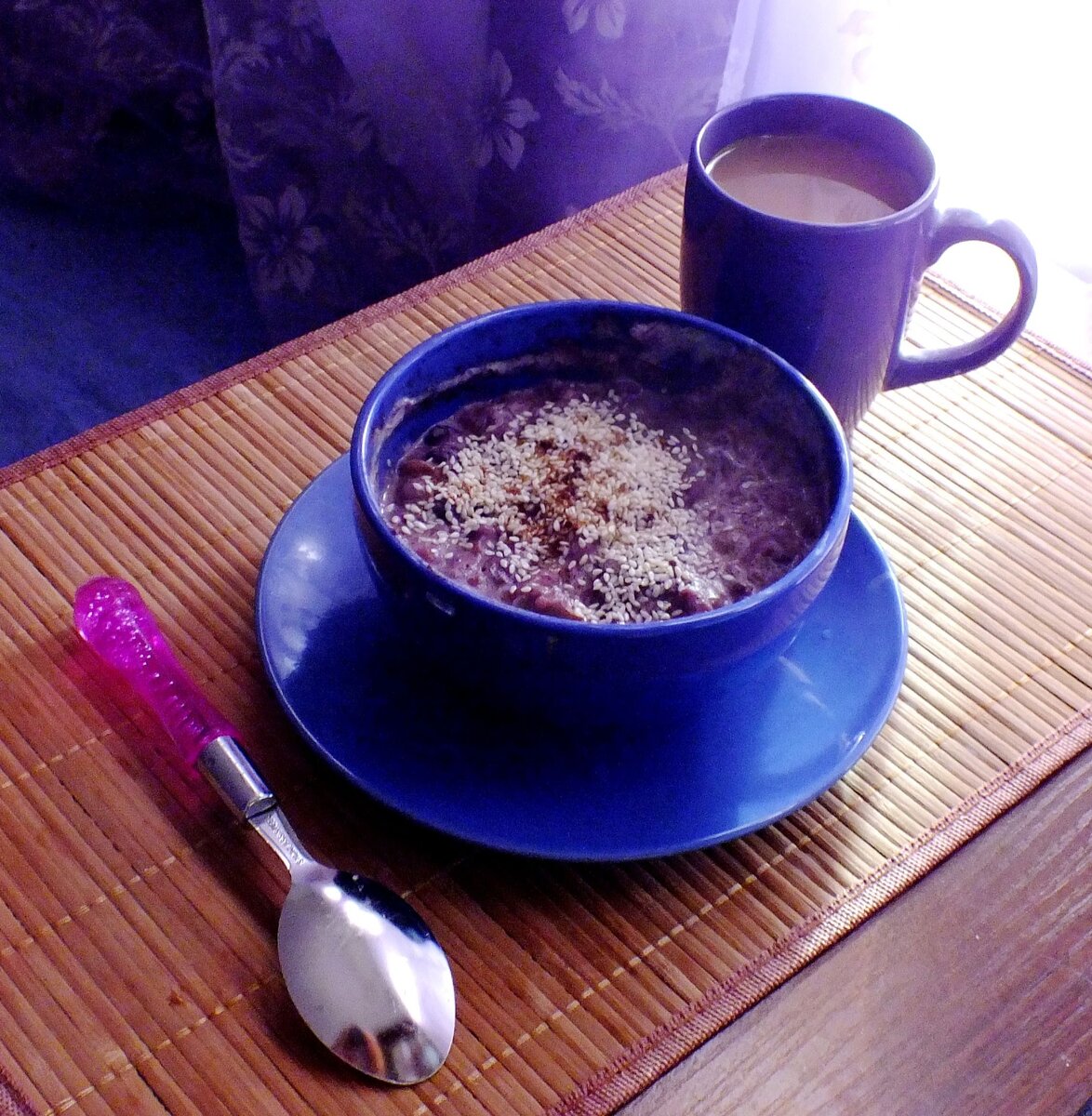 Моя фирменная овсянка: 45 граммов хлопьев, 70 граммов черники, немного подсушенного кунжута, 50 мл ряженки или бифидумбактерина. 