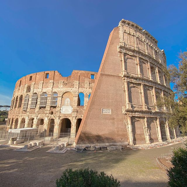 Колизе́й (лат. Сolosseum)