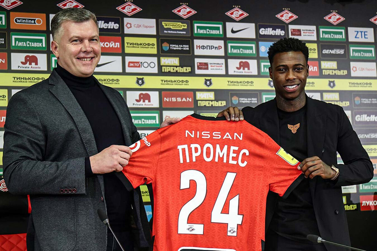 Квинси Промес на пресс-конференции.