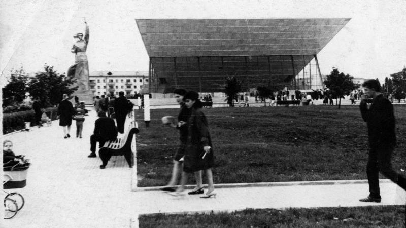 Широкоформатный кинотеатр «Аврора», 1972 год, источник фото http://www.myekaterinodar.ru/ 