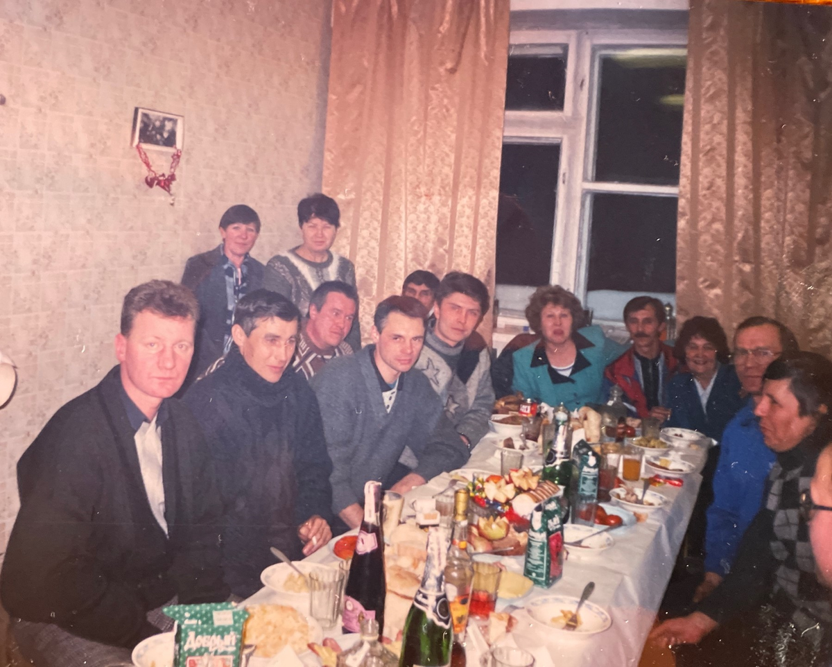 Празднование очередной производственной победы (по сути- та же производственная планерка). Фото автора.