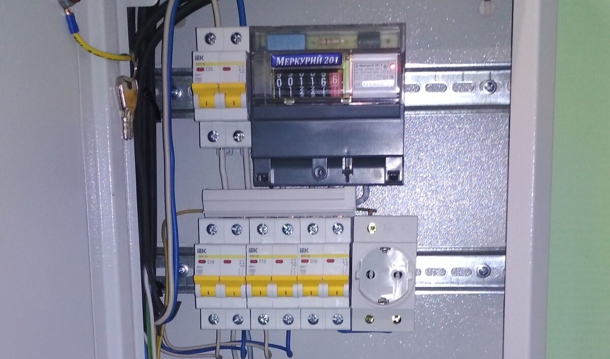 Фотография щита, который я делал однажды для обложки статьи. Фотография автора статьи.