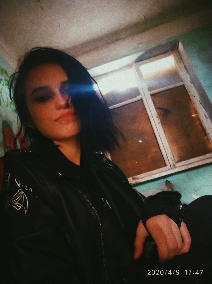 Я как-то сломала старый стул об стену заброшенного здания, чтобы успокоиться. И это нормально