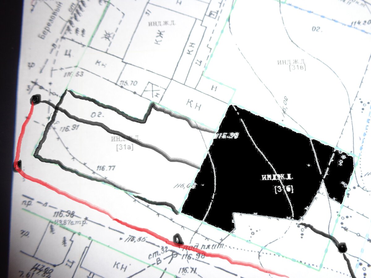 Сплошной чёрный-мой участок, обведённый - соседкин. Красная линия - это перенесённая ЛЭП, а чёрная - как было раньше