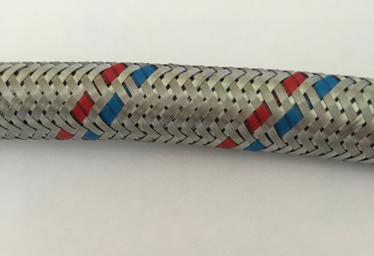 При увеличении хорошо видны металлические волокна, из которых состоит оплётка шланга