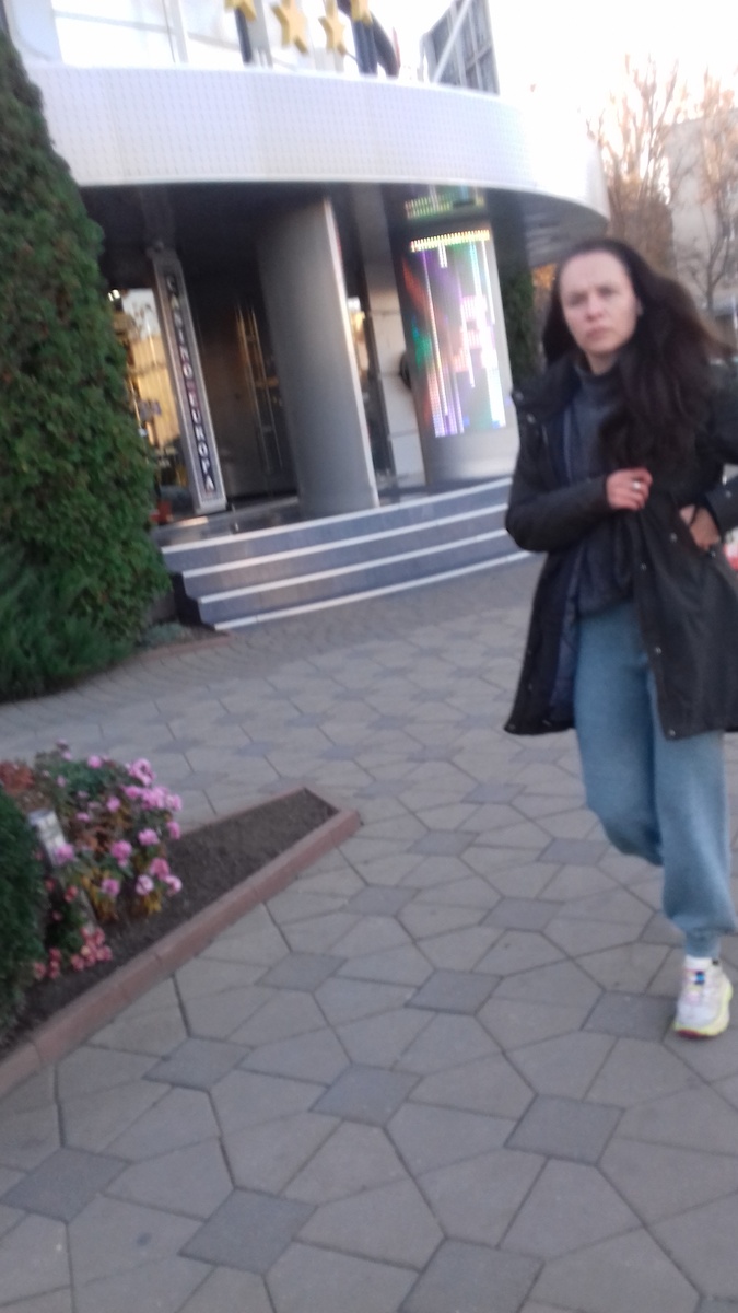 
Думаю нет, @Инна Маркова, но культ вокруг диктует свои правила. Бродский по-видимому был агентом ЦРУ и приписывать ему все его стихи опрометчиво, особенно если они не похожи на его обычную манеру. В его кругу было принято гордо отказываться от работы на КГБ, но о своём отказе от работы на ЦРУ не заявлял ни один диссидент. Так что сразу скидкой на реалии эпохи нобелевские лауреаты это сегодня известно кто