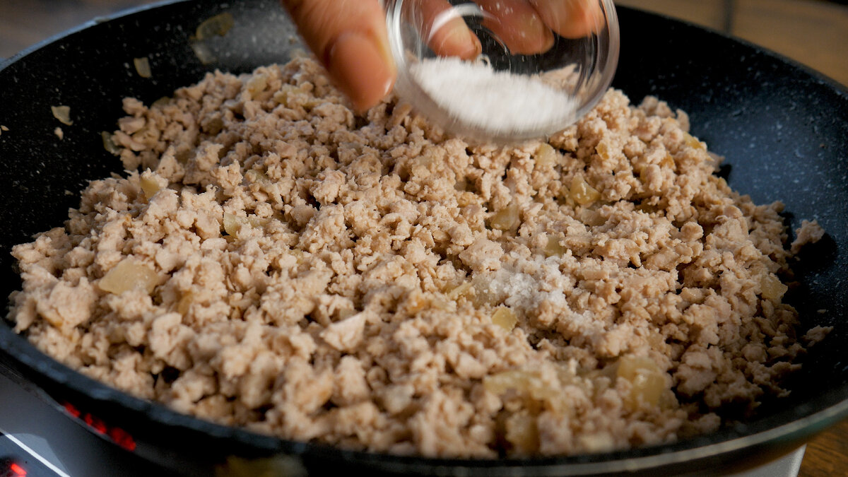 Чтобы обжаренный фарш был более мелким и рассыпчатым, я его быстро 
 (одно включение на 30 секунд)  перебиваю в чаше блендера. 