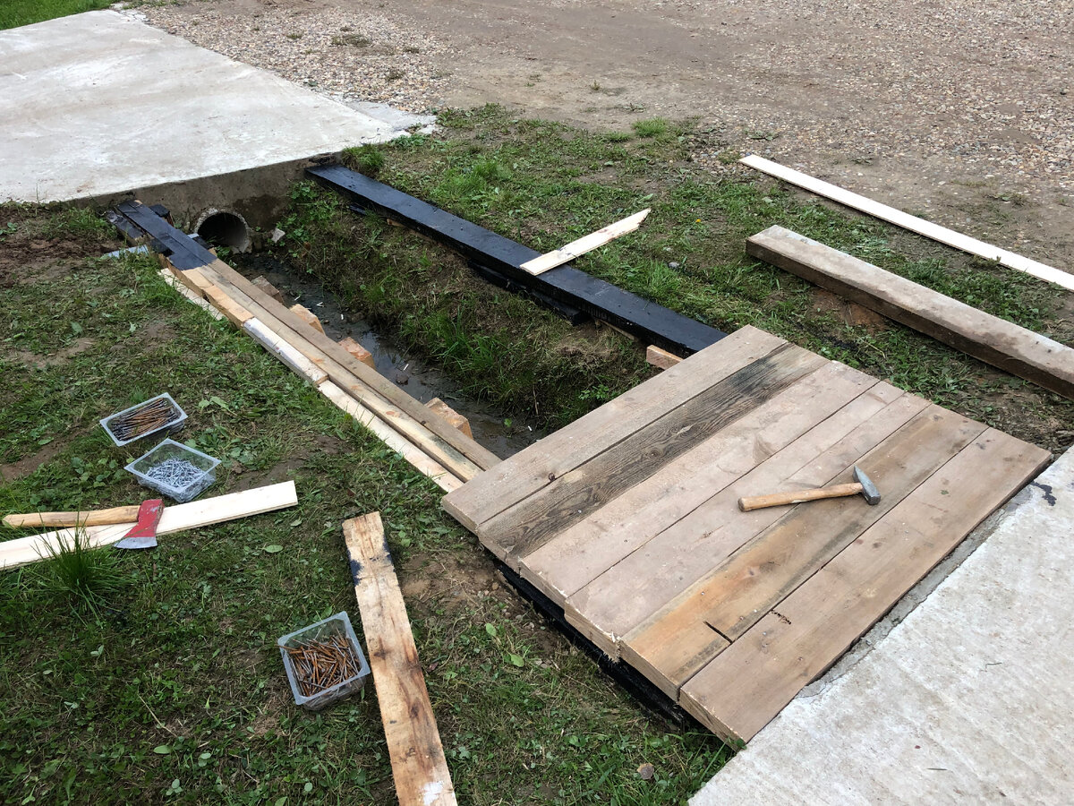 Строительство мостка над сточной канавой. Фото автора статьи. 