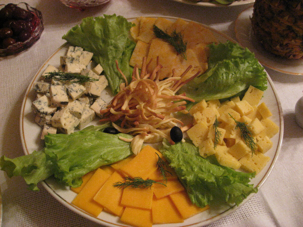 Сырная тарелка на именинном столе. Фото автора