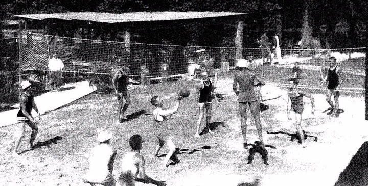Когда были проведены первые игры. Волейбол в США В 1895 году. 1895 Уильям Морган игра в волейбол. YMCA волейбол 1922 год. Первая игра в волейбол 1895.