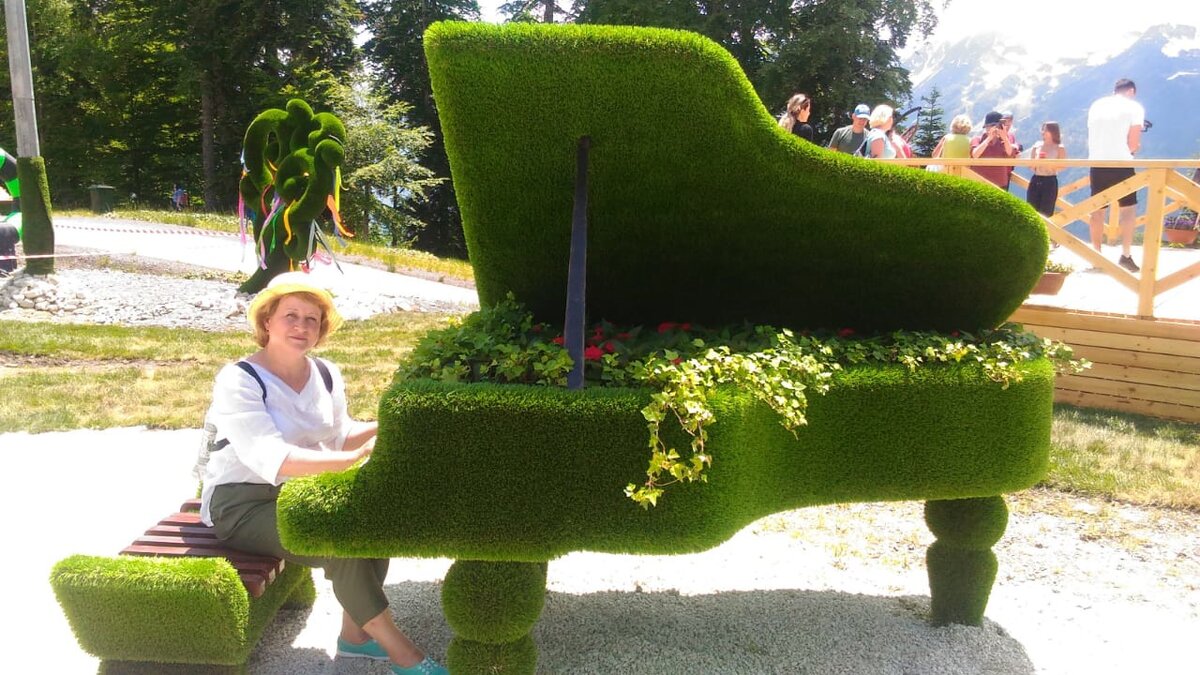  
Я давно мечтала писать. Чувствую в себе эту потребность делиться с людьми пережитым опытом, историей своего пути от человека, полностью реактивного к человеку, который понимает и видит свои привычные негативные реакции и старается стать другим, более осознанным и принимающим.

Своей самой первой настоящей победой считаю победу над болезнью. Благодарю авторов книг по саморазвитию, именно они перевернули мое мышление (Вадим Зеланд, Сан Лайт, Наталья Правдина, Нил Доналд Уолш, Джо Витале и др.) Именно тогда очень вовремя я поняла, что мир, который я себе сотворила, лишь отражает мой внутренний мир. Это я лично воплотила в жизнь свои страхи, переживания, глупые желания и мечты.

40 лет своей жизни я провела неосознанно, просто плыла по течению, подчиняясь эмоциям. Боролась с нуждой, впадала в отчаяние, обвиняла всех вокруг в своих несчастиях, воспитывала детей, не понимая, как это делать правильно, не любила свою работу. В общем, бег по замкнутому кругу, повторение одних и тех же ситуаций, отсутствие четких целей и, как результат, болезнь. Болезнь как благо, иначе я не смогла бы остановиться.

И только остановившись, я смогла начать осознавать, что таким же образом, как я создавала свой негативный опыт жизни, я могу создавать и другой мир, смогу изменить свою жизнь
Это непростая работа, она на годы, она никогда не кончается. Но это точно делит твою жизнь на «до» и «после».

Первое, что я сделала – начала учиться прекращать свой внутренний монолог. А он у меня был очень красочный: я заранее проигрывала сценарии отношений, поведение моего оппонента и свое, слова другого человека и мои ответы. Причем, эти сценарии основывались на страхах, обвинениях, агрессии, обидах. В голове у меня была самая настоящая война со всем миром, где я жертва, а мир – агрессор.

Такой привычный сценарий не так-то просто изменить. Я начала отслеживать, пытаться переводить в позитивное русло, а если не получалось – прекращала силой воли. Постепенно это получалось все лучше и лучше, монологи воспроизводились все реже, сейчас такие попытки бывают совсем редко.

Второе – я приняла ответственность за свою жизнь, вернее, начала учиться принимать ответственность. Потому что это так удобно, когда кто-то виноват в твоих проблемах. Я считаю, что это самый важный и самый трудный шаг – быть честным перед собой и отвечать за результаты своего выбора. Он требует мужества.

Третье – я нашла мантру, которая в то время отвечала моим потребностям. Если мир в моей голове так жесток ко мне, так плохо обо мне заботится – значит, нужно создать другой мир. Я начала повторять в любое свободное время слова «Мой мир заботится обо мне».
Сначала без веры в это, потом вкладывая в эти слова больше эмоций и настойчивости. И со временем начала замечать, что мир и правда становится другим: люди добрее, родные заботливее, больше возможностей, появились в моей жизни наставники и друзья. Такое ощущение, что мир изо всех сил вытягивал меня за уши из болота.

Но все это было бы невозможно без страсти к знаниям. Не тем знаниям, которым меня обучали в школе и в университете, а самым настоящим знаниям о смысле жизни, об истинных ценностях, о позитивном мышлении, о прощении себя и других. Я пробовала на себе различные методики, освобождающие от негативных эмоций, которые меня переполняли (благодарю моего друга Людмилу Твердохлебову), переслушала огромное количество вебинаров, прошла массу тренингов.

Я училась по-новому думать, по-новому относиться к людям, по-новому видеть мир, прощать и принимать себя и других. И я продолжаю этому учиться.

Я победила свою болезнь. Вернее, приняла ее. А победила в себе потребительское отношение к жизни. Я четко увидела причину болезни, ее выгоды, которые многие люди упорно не желают замечать, продолжая выбирать для себя роль жертвы.

Ну что же, подведу итоги. В чем моя ценность? На что я могу опираться сама и быть полезной другим?

1. Я умею принимать ответственность за свой выбор и за его результаты.
2. У меня есть мужество признать свои ошибки, принять их, подняться и идти вперед.
3. Я стараюсь позитивно мыслить и понимаю, что никому не нужны мои тараканы.
4. Я люблю учиться, люблю познавать новое.
5. А еще люблю делиться полученными знаниями и опытом с другими.

Как вам такой опыт определения своей ценности? Только написав эту первую историю-триумф, я наконец-то увидела и свои сильные стороны. Не все, у меня еще есть истории, а в них другие ценности. А вот для чего мне это нужно – расскажу потом.
