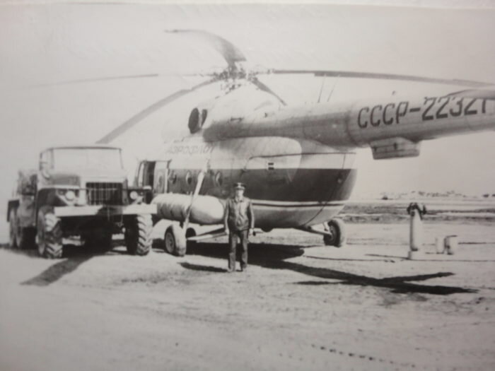 Я возле вертолета и немного поодаль стоит спускаемый аппарат.