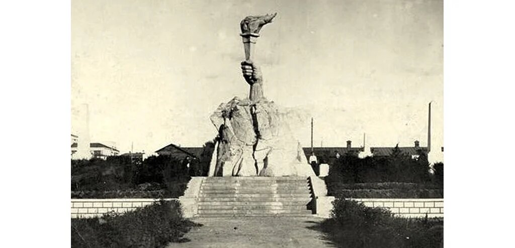 Памятник 104 жертвам революции, колонны и лестница, по которой поднимался председатель исполкома Ново-Николаевской губернии А. С. Лавров. Фото сделанj фотопредприятием Западно-Сибирского отделения Роскино, 1932 год. Предоставлено автором. 