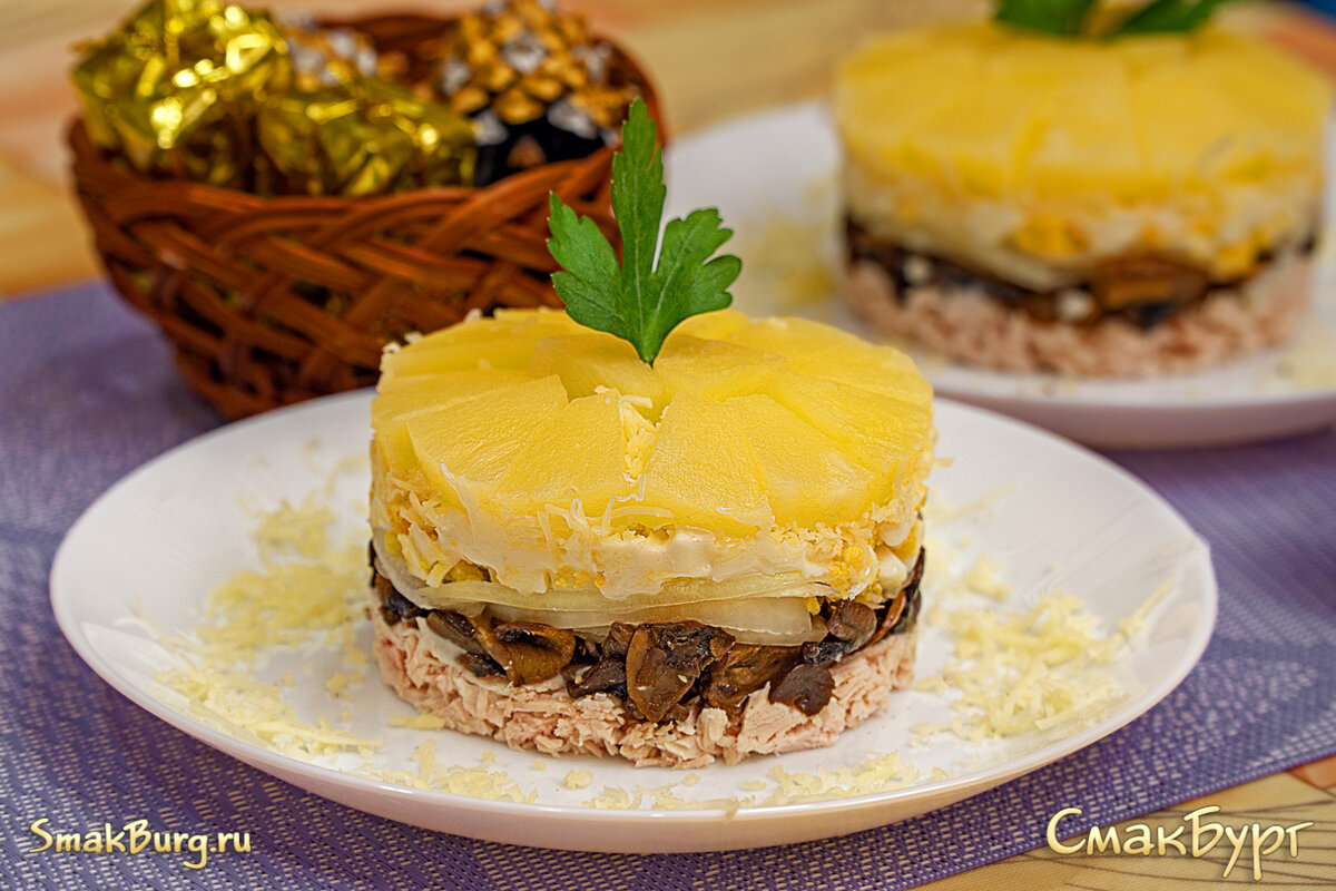 Салат с ананасами и грибами рецепт. Салат в ананасе на новогоднем столе. Салат с курицей и ананасами и грибами слоеный. Салаты на новый год 2022 простые и вкусные. Салаты на новый год 2022 рецепты с ананасами.