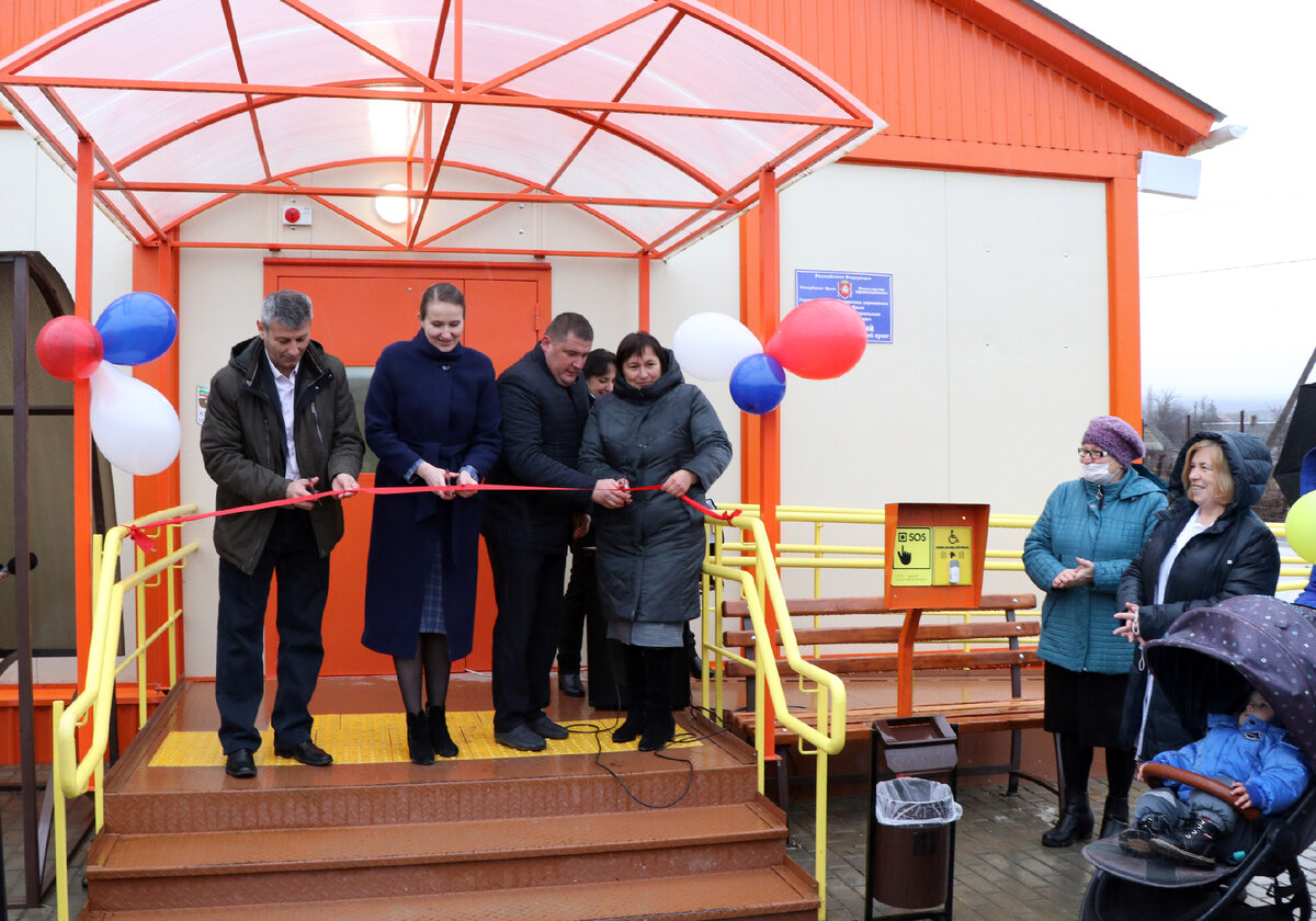 А. Рубель перерезает красную ленточку