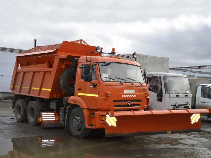 КДМ с пескоразбрасывателем и плужно-щеточным оборудованием